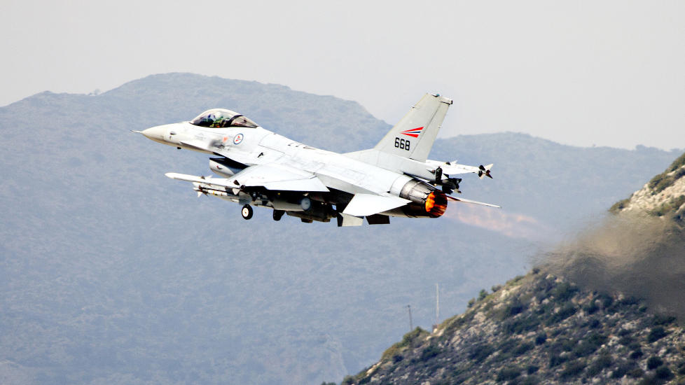 P� TOKT: De norske jagerflyene som deltar i Operation Odyssey Dawn har gjennomf�rt 130 tokt over Libya. Foto: LARS MAGNE HOVTUN, FORSVARET