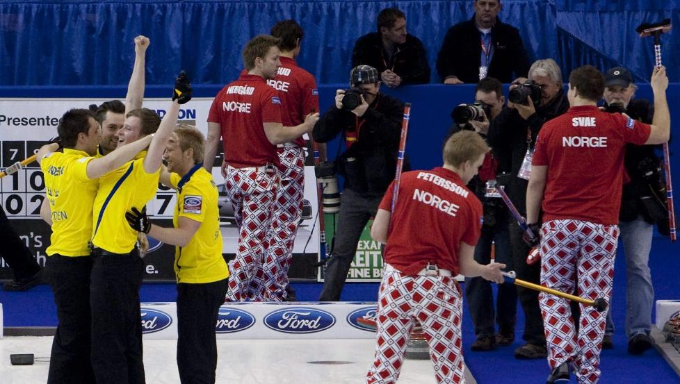 BARE NESTEN: Viktor Kjell og de andre svenske gutta jubler, mens Norge m� innse at det ikke ble medalje denne gangen.Foto: SCANPIX/AP/The Canadian Press/Jonathan Hayward