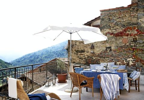 DET SØTE UTELIV: Familiens fantasi og ståpåvilje er unik. Men dragningen mot å dyrke det gode liv på en slik terrasse er temmelig uoriginal. Kurvmøblene og parasollen er fra Ikea i Genova, putetrekkene er sydd av kjøkkenhåndklær, mens det stripede teppet er fra Lexington. Foto: Margaret M. de Lange DET SØTE UTELIV: Familiens fantasi og ståpåvilje er unik. Men dragningen mot å dyrke det gode liv på en slik terrasse er temmelig uoriginal. Kurvmøblene og parasollen er fra Ikea i Genova, putetrekkene er sydd av kjøkkenhåndklær, mens det stripede teppet er fra Lexington. Foto: Margaret M. de Lange