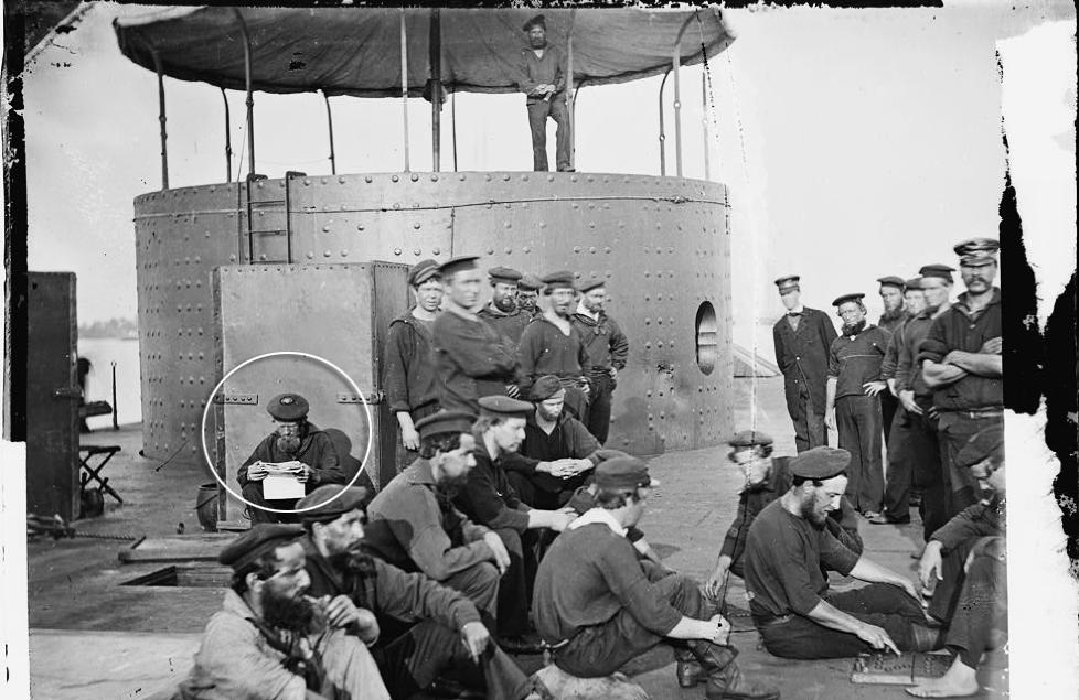 HELT: Da den amerikanske admirallegenden John Worden ble blindet og s�ret, var det norske Peter (innringet) som tok over styringen av verdens f�rste pansrede sj�slag. Opplysningene om at mannen p� bildet m� v�re den norske helten Peter Williams, fant Dagbladet i et brev, skrevet av en annen underoffiser om bord. Han forteller sin kone at Williams fikk Medal of Honor. Hvis du ser p� bildet, er det er han som sitter og leser avisa, skriver han i brevet. Etter Dagbladets sammenkobling av opplysningene er det dette bildet man regner med viser den norske helten. Det kan ikke ha v�rt Dagbladet han leser, da det f�rst utkom i 1869. Foto: NAVAL HISTORICAL CENTER