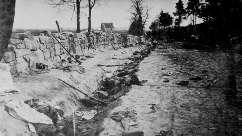 BLODIG SLAG: Slaget om Fredericksburg utspilte seg i midten av desember 1862. Midt blant de omlag 200 000 kjempende soldatene befant den 20 �r gamle totningen John Johnsen seg. Minst 1900 ble drept, og over 14 000 s�ret. Johnsen mistet sin h�yre arm. Foto: National Archives