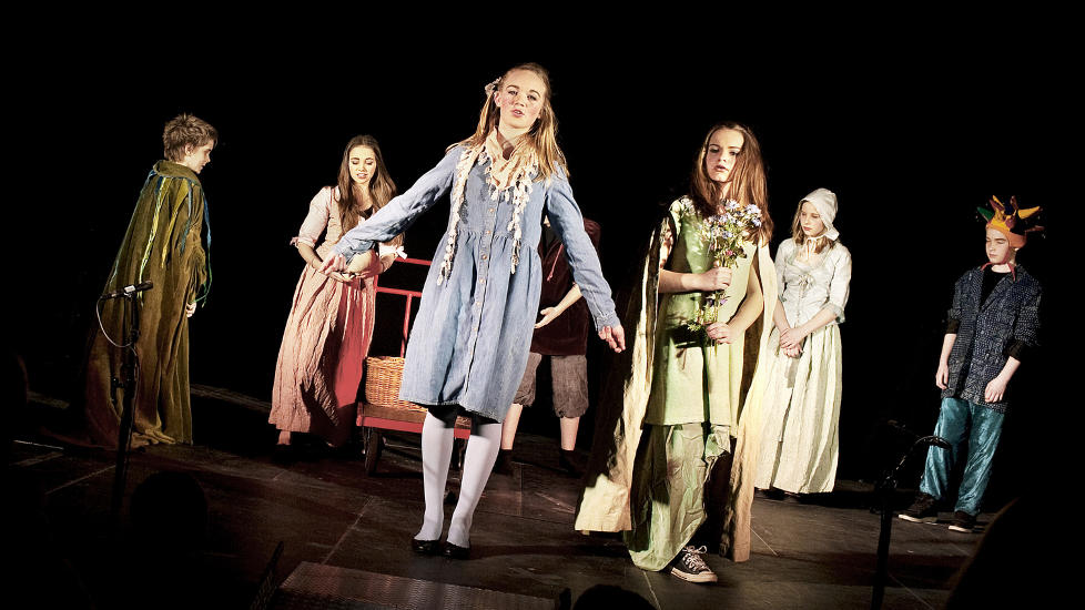 H�Y LIST: P� Uranienborg skole i Oslo har sjuende klasse satt opp musikalen Sofies verden av �ystein Wiik, Inger Schjoldager og komponist Gisle Kverndokk, basert p� Josteins Gaarders ber�mte filosofiroman. Foto: Christian Roth Christensen / Dagbladet