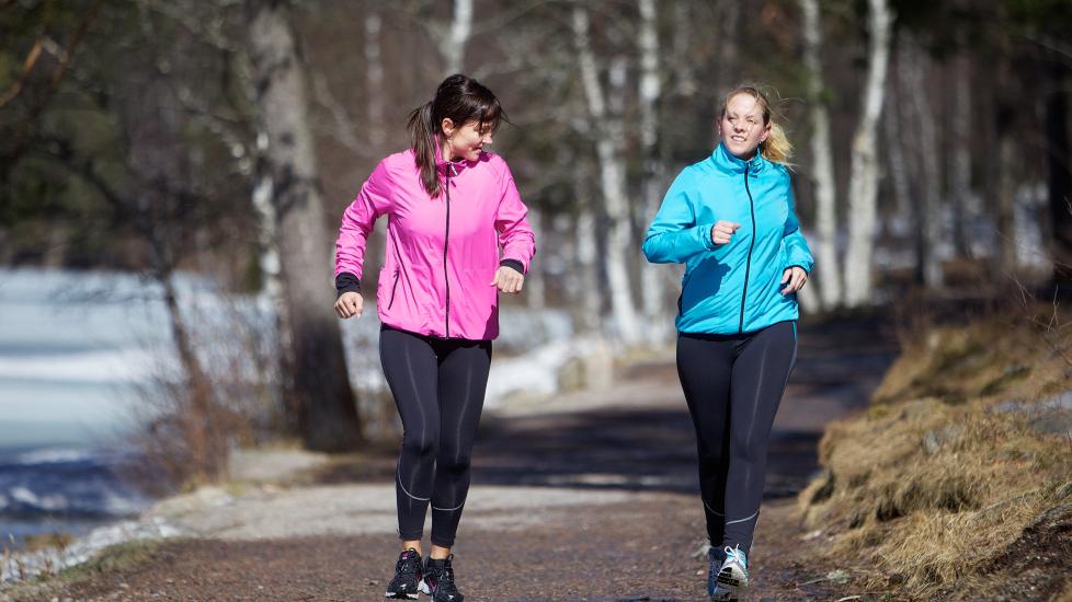 LIKER PROGRAMMET: Charlotte Andreassen (t.h.) har fulgt l�peprogrammet i fem uker, og trener en gang i uka sammen med Kine Borge-Skar. Foto: Eirik Helland Urke / Dagbladet