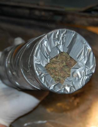Fors�kte � smugle �Pringles� over grensa