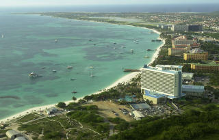 TREDJEPLASS: Strendene p� Aruba, er av Tripadvisor.no k�ret til verdens tredje beste. Foto: LESLIE MAZOCH/AP/SCANPIX