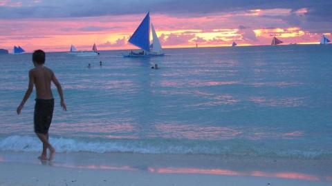 ANDREPLASS: Solnedgangen p� Boracay m� v�re verdens vakreste. Den kan ikke fanges med et kamera. Foto: EUGENE BRANDAL LARAN