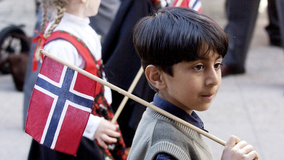 Kulturell forankring: En gutt i feirer 17. mai. Det er vitalt � ha en god og trygg forankring i egen identitet for � kunne ta til seg en ny kultur, skriver kronikkforfatteren. Illustrasjonsfoto: Thomas Bj�rnflaten / SCANPIX