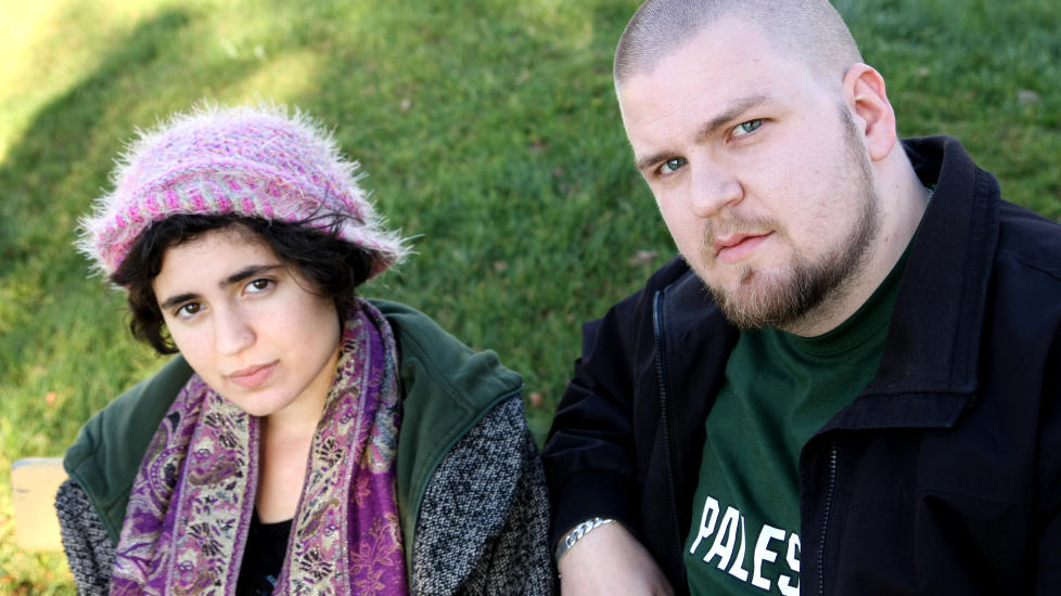 �MEDLEMMENE� NEKTER: Talsperson Mehrnaz Bambadsoofi og leder Kenneth Fuglemsmo, i Revolusjon�r kommunistisk ungdom krevde st�tte for 359 medlemmer hos staten. I en statlig kontroll hevder over halvparten av de som svarer at de ikke er medlemmer. Foto: Kommunisme.no