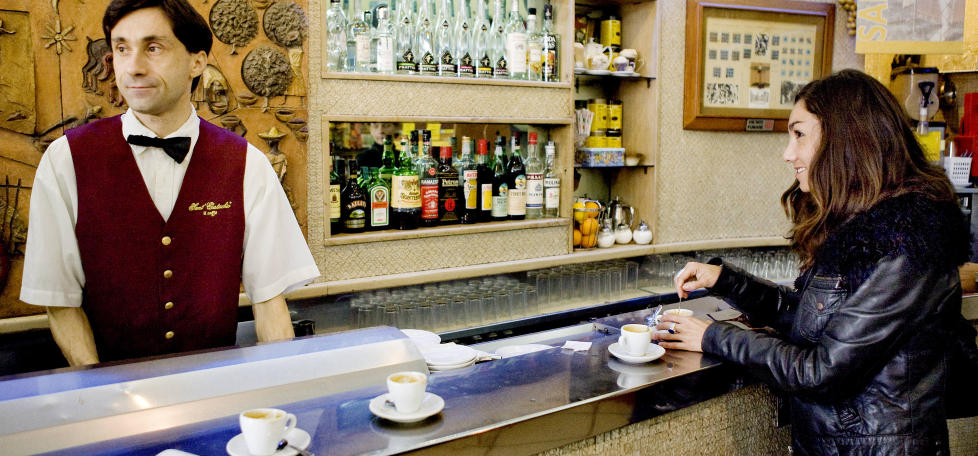 KJAPP: Lucia Mazzone, byguide og innf�dt romer, viser hvordan man inntar en rask espresso hos Sant Eustachio. Foto: ELISABETH SPERRE ALNES
