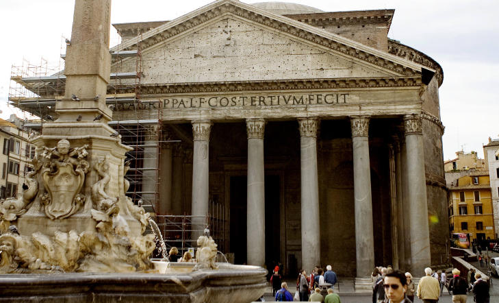 PANTHEON: Vanlig stopp p� Roma-turen. Like ved ligger det tradisjonsrike kaffestedet Tazza d'Oro. Foto: ELISABETH SPERRE ALNES