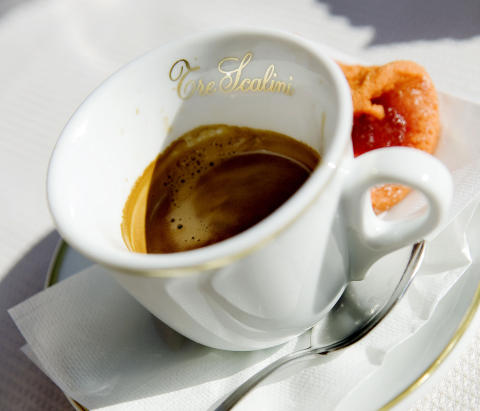ROMAS SVARTE GULL: - � drikke kaffe fra pappkrus er uforenlig med romersk kaffekultur, sier Lucia Mazzone. Foto: ELISABETH SPERRE ALNES