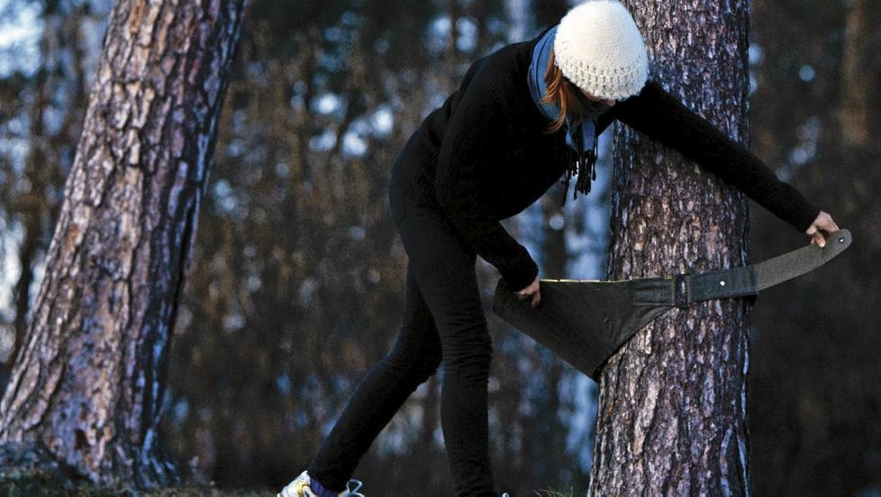 MOBILT SETE: Parasitz er et mobilt, fleksibelt sete utviklet for � tilby en personlig sittemulighet utenfor hjemmet. Stolen er laget av den Berlinbaserte norske designeren Siren Elise Wilhelmsen. FOTO: Siren Elise Wilhelmsen