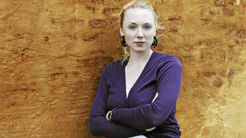 STILLER UT: Siren Elise Wilhelmsen (28) viser frem sin b�rbare stol p� m�belmessen i Milano. FOTO: Morten Nilsson