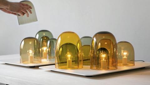 LYSBRETT: Designerne Daniel Rybakken og Andreas Engesvik har sammen laget Light Tray som stiles ut i Milano. En frittst�ende lyskilde som er i h�ndbl�st farget glass.   FOTO: Kalle Sanner/Daniel Rybakken