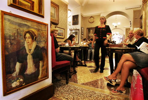 LITTER�RT: Caff� Greco i Roma har Sigrid Undset p� veggen. Foto: GEIR B�LSTAD