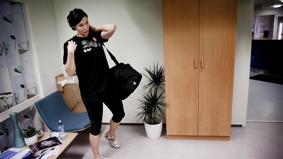 SLITER MED SKULDRA: Smertene i Katja Nybergs skulder slipper ikke taket. N� kan det g� mot � legge h�ndballklisteret p� hylla.  Foto: Bj�rn Langsem / Dagbladet.