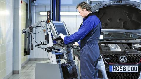 DATAMASKIN: De meste p� en bil gj�res via en datamaskin i dag. Det gjelder ogs� i mange tilfeller trimming. FOTO: Volkswagen