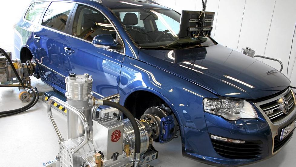 M�LER EFFEKT: BSR tester sine programmer. Her er det en Volkswagen som f�r gjennomg� i testbenken. FOTO: BSR