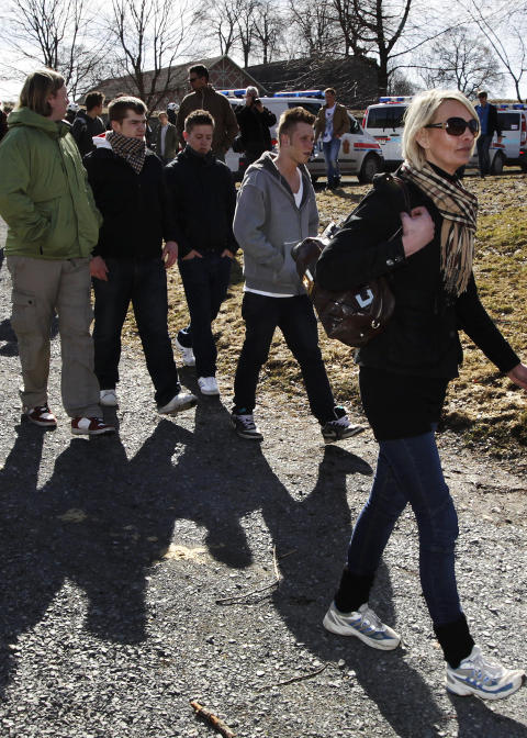 BEKREFTER KUPPET: Lena Andreassen ble fulgt av en liten gruppe unge menn etter Norwegian Defence League sin markering på Kontraskjæret ved Akershus festning i Oslo lørdag. I dag bekrefter hun at hun og resten av ledelsen er kastet ut av organisasjonen. Foto: Erlend Aas / Scanpix BEKREFTER KUPPET: Lena Andreassen ble fulgt av en liten gruppe unge menn etter Norwegian Defence League sin markering på Kontraskjæret ved Akershus festning i Oslo lørdag. I dag bekrefter hun at hun og resten av ledelsen er kastet ut av organisasjonen. Foto: Erlend Aas / Scanpix