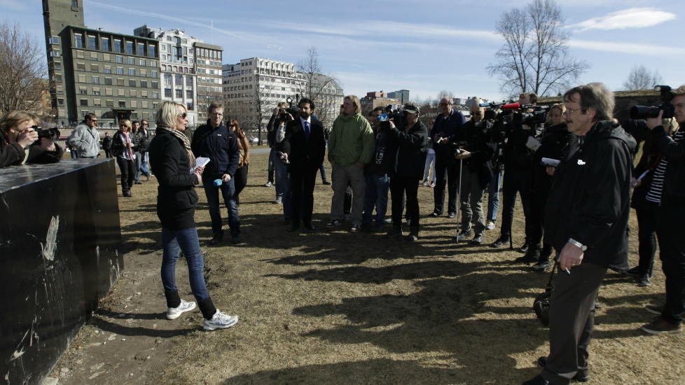 GANSKE ALENE: Fratrukket politi og et tredvetalls pressefolk, m�tte kun en h�ndfull personer til Lena Andreassen (tv)  og Norwegian Defence League sin markering p� Kontraskj�ret ved Akershus festning i Oslo l�rdag 9. april. NDL valgte 9. april til � demonstrere mot det de mener er en muslimsk okkupasjon av Norge. Foto: Erlend Aas / Scanpix