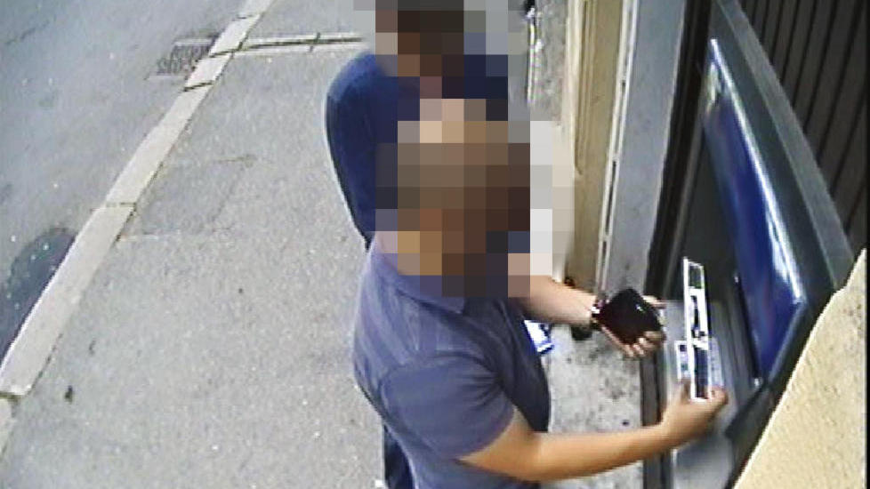 MONTERING: Disse to mennene er siktet i en omfattende skimmingsak i Bergen og Oslo. Her monterer de angivelig skimmingutstyr p� en minibank i Oslo. Bulgareren som ble d�mt nylig kom aldri s� langt at han rakk � montere noe utstyr, han ble tatt p� grensa. Foto: Politiet