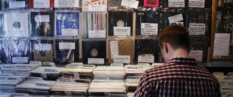 Feirer den uavhengige platesjappa p� hj�rnet