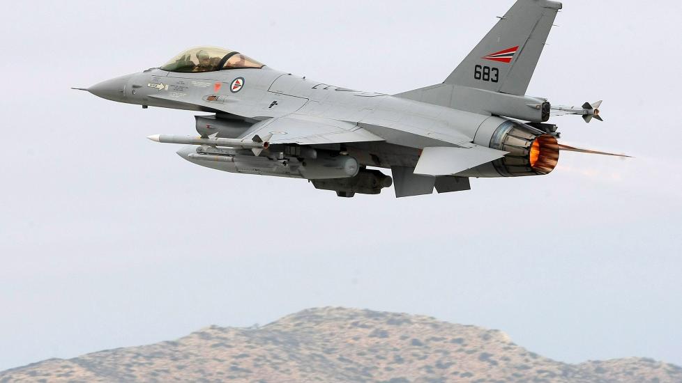 HAR SLUPPET 100 BOMBER: Her tar et norsk F16-kampfly av fra Souda Bay-basen p� Kreta p� vei til Libya 4. april. N� har de norske flyene sluppet mer enn 100 bomber. Foto: EPA/Stefanos Rapanis/Scanpix