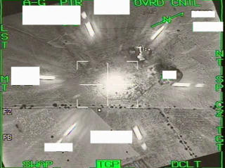 BOMBET BUNKER: Bildene ovenfor viser bombingen av en libysk bunker tatt fra et av de norske F16-flyene. Foto: Forsvaret BOMBET BUNKER: Bildene ovenfor viser bombingen av en libysk bunker tatt fra et av de norske F16-flyene. Foto: Forsvaret