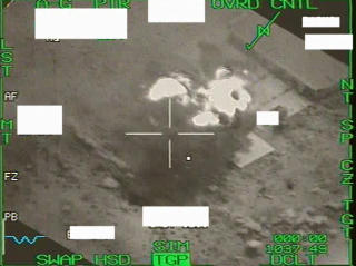 BOMBET RADAR: Ovenfor ser du to bilder som viser bombingen av et radaranlegg i Libya. Foto: Forsvaret BOMBET RADAR: Ovenfor ser du to bilder som viser bombingen av et radaranlegg i Libya. Foto: Forsvaret