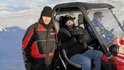 KALDT M�TE: Artikkelforfatter Geir Svardal i et kaldt m�te med Valdresflyas d�rligst kledde mann, Jeremy Clarkson. FOTO: H�kon Bonafede