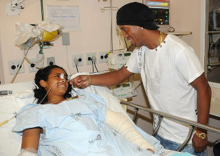 F�R TR�ST: Tayana, som ble s�ret i skytingen, f�r tr�st av nasjonalhelten Ronaldinho. Foto: ALEXANDRE VIDAL/FLA/EPA/SCANPIX