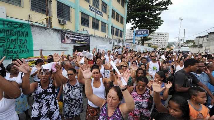 S�RGER: P�r�rende og elever ved Tasso de Silveira-skolen deltar p� en religi�s minnestund for ofrene etter skytingen. Foto: VANDERLEI ALMEIDA/AFP/SCANPIX