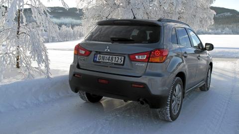 KORTERE: Mitsubishi ASX har mye til felles med storebror Outlander. Men den er 35 cm kortere. Foto: Knut Arne Glesne
