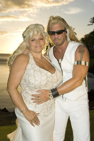 JOBBER MED KONA: Duane Chapman jobber med b�de kona Beth i sin jakt p� dus�rer. Beth har ogs� twitret om l�slatelsen av Cage. Foto: Stella Pictures