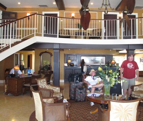 INGEN OVERVELDENDE LUKSUS: Turistene slapper av i skyggen inne i lobbyen p� The Inn.