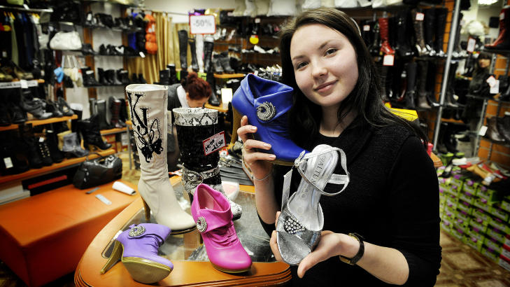 SKOKUPP: - Mange norske turister finner fram hit,  sier Margarita, og viser fram  sko til 200 kroner i  skobutikken Vigo i Kaleju Gata. Foto: JOHN TERJE PEDERSEN