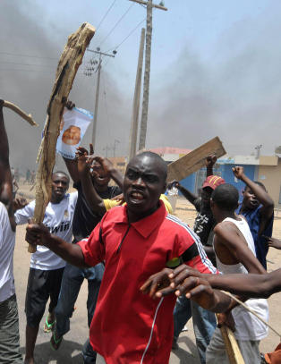 Bev�pnede barn i voldsomme Nigeria-protestererer