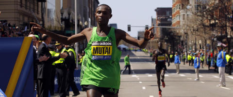 Kenyaner med tidenes raskeste maraton