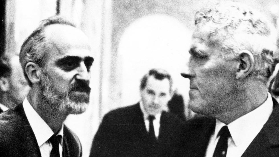 Harde tak: SVs mest karismatiske politiker i de f�rste �ra, Finn Gustavsen, g�r i klinsj med Senterpartiets Per Borten under en politisk konflikt i 1970. ?Foto: Odd Wentzel