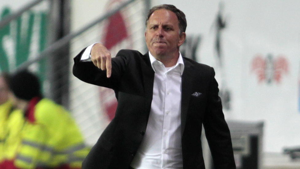 DET PEKER NEDOVER: Jan J�nsson illustrerer hvilken vei det g�r med Rosenborg. Og hele Fotball-Norge gleder seg.
Foto: Gorm Kallestad / Scanpix