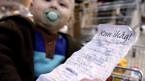 P� SHOPPING: Thomas Nakken (35) har med handleliste for � huske alle varene. Foto: ERLING H�GELAND/Dagbladet