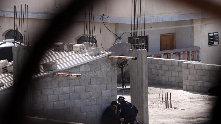 OMRINGET HUS:  Sikkerhetsstyrker fra Hams aksjonerte i dag mot et hus i flyktningeleieren Al Nusairat der flere personer som var mistenkt for kidnappingen gjemte seg. Foto:  EPA/MOHAMMED SABER/SCANPIX