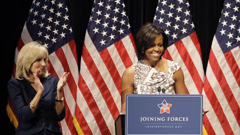 OFFISIELT OPPDRAG: Michelle Obama hadde blant annet holdt tale med visepresidentfrue Jill Biden i Columbus i Ohio. Foto: AP/Jay LaPrete/Scanpix