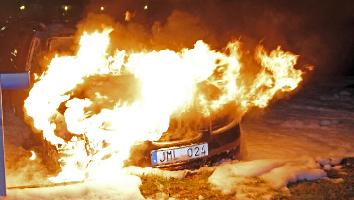 UTBRENT: Flere pesonbiler ble p�tent. En person ble skadd da han fors�kte � hente bilen sin, men ble truffet av stein kastet av ungdommene. Foto: Bj�rn Andersson