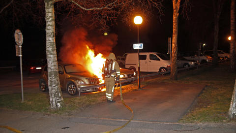 SOSIAL URO: Ungdomsgjenger har de siste nettene satt fyr p� en rekke biler i V�stra Fr�lunda. Her fors�ker brannmannskaper � slukke en av bilbrannene. Foto: Bj�rn Andersson