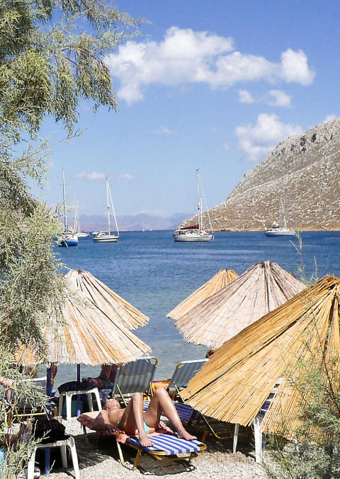 SYMI: Badelystne har mange gode strender til r�dighet p� Symi, som denne i Pedi. Foto: TERJE MOSNES