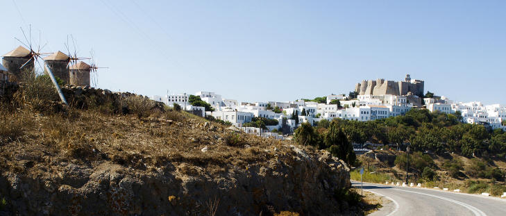 PATMOS: Johannes-klosteret i den vakre gamlebyen p� toppen av �sen. Foto: TERJE MOSNES