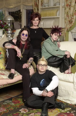POPUL�R FAMILIE: Det er n� �revis siden Ozzy Osbourne og kona Sharon fikk installert kameraer overalt i sitt Beverly Hills-hjem over en periode p� fire m�neder. I de dager gjorde realityserien familien verdenskjendiser. Her er paret med s�nnen Jack og dattera Kelly. Eldstedatter Aimee flyttet ut da tv-kameraene kom inn i huset.