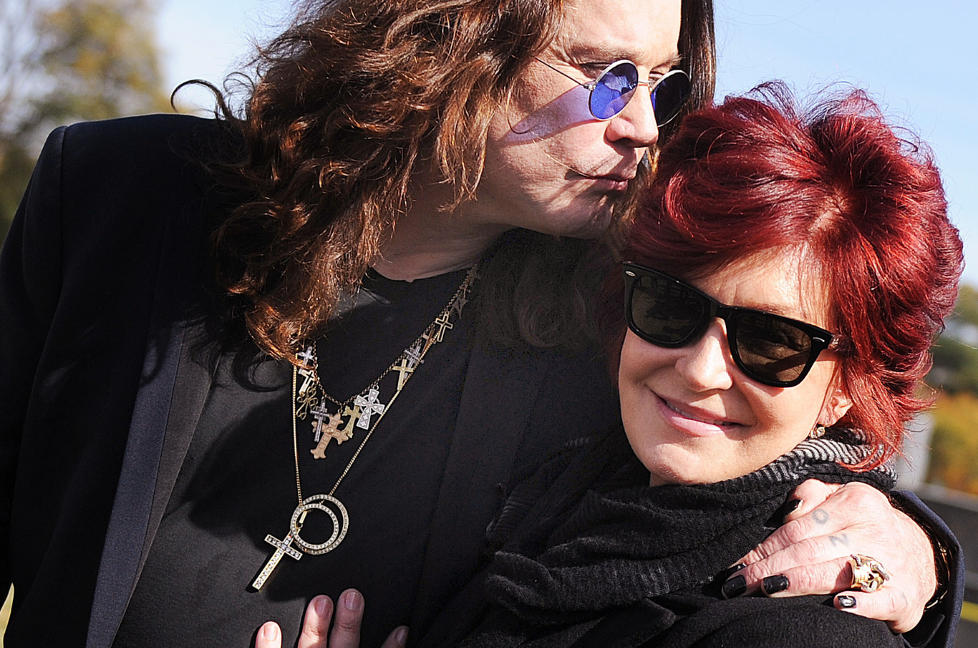 FIKK SV�R SKATTESMELL: Ozzy og Sharon Osbourne. Kona tar n� p� seg skylda for manglende kontroll med �konomien. Foto: STELLA PICTURES