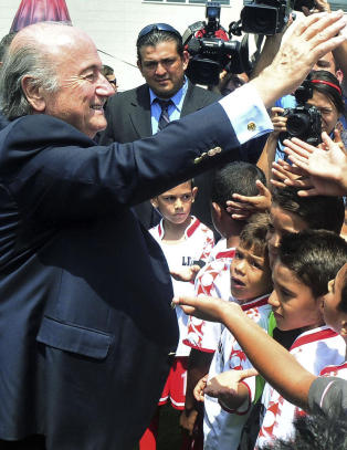 Blatter lover seks milliarder i pengegaver om han får beholde jobben
